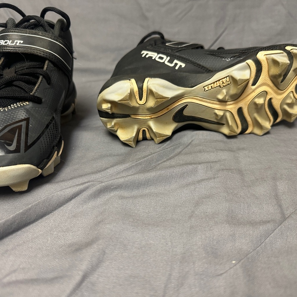 Nike Kids Black and Gray Shoes - Picture 5 of 7